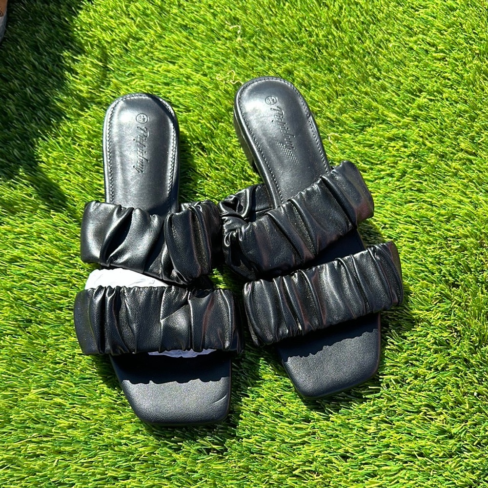 Black Ruffled Women's Slide Sandals
